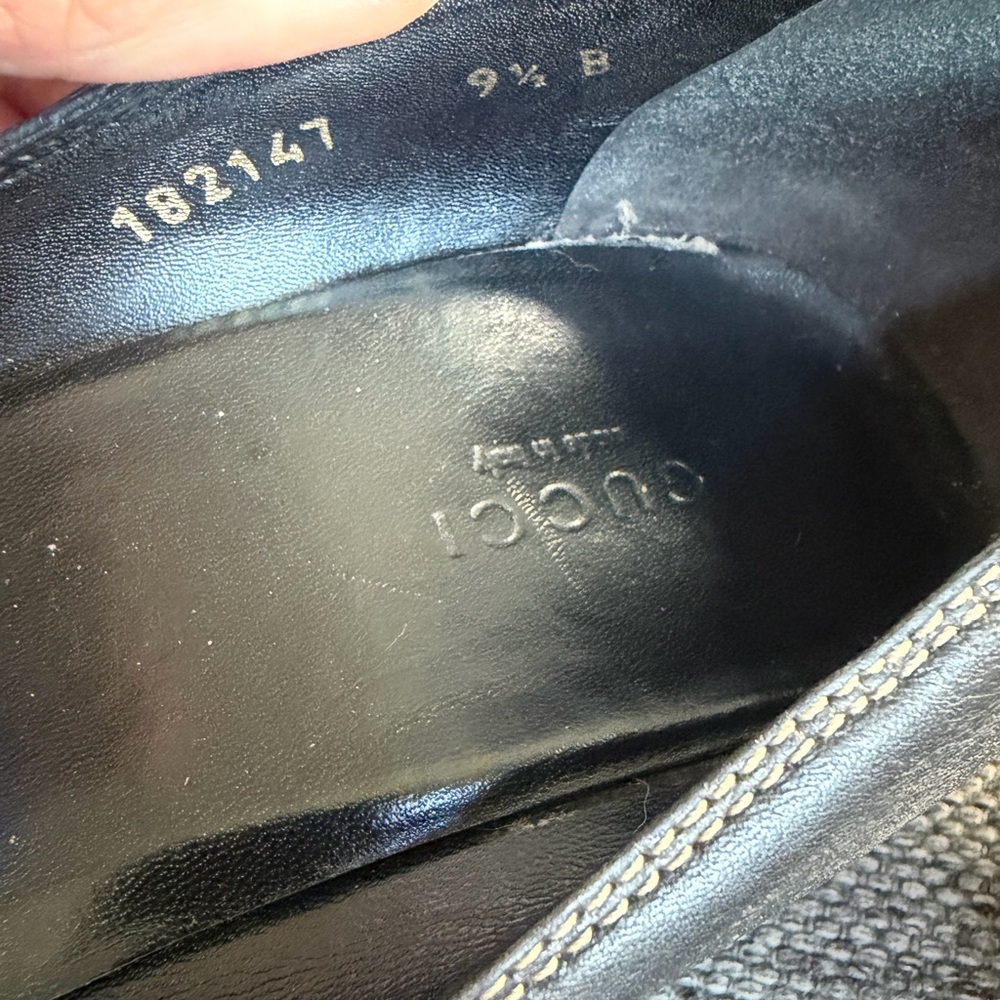 Gucci Black Leather Heel Pumps with GG Medallion - Picture 6 of 10
